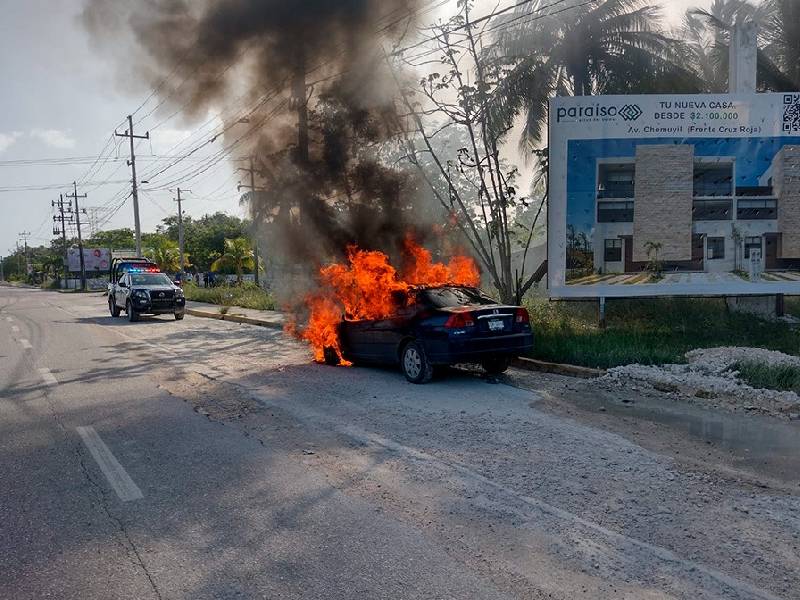 Por falla mecánica se incendia vehículo en Playa del Carmen