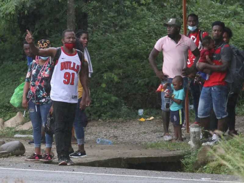 México incapaz de regular la migración; haitianos huyen en caravana