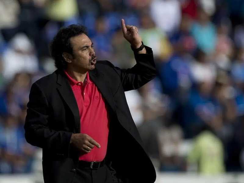 Hugo Sánchez se ofrece a las Chivas como director técnico