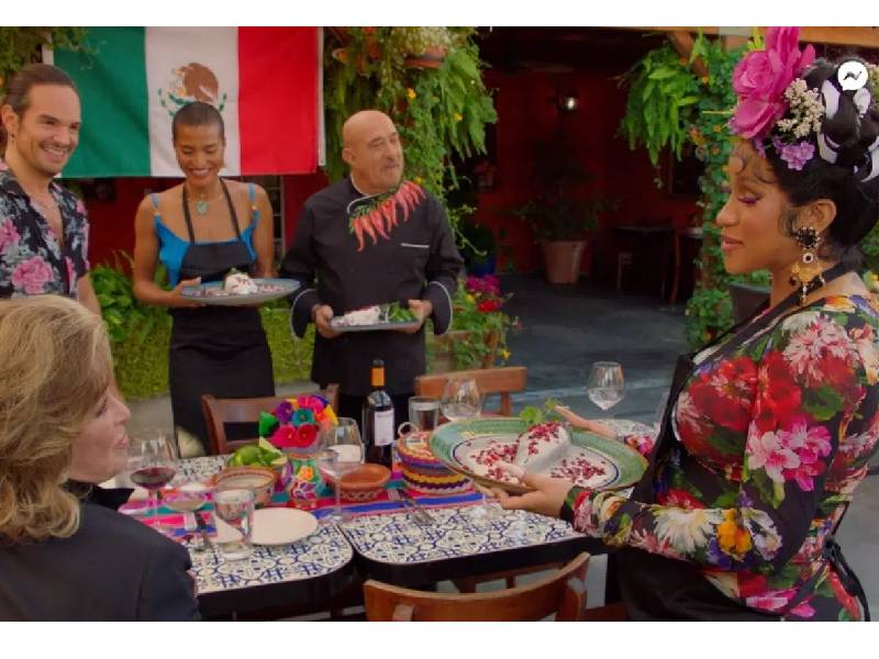 Video: Cardi B cocina chiles en nogada para Angélica María