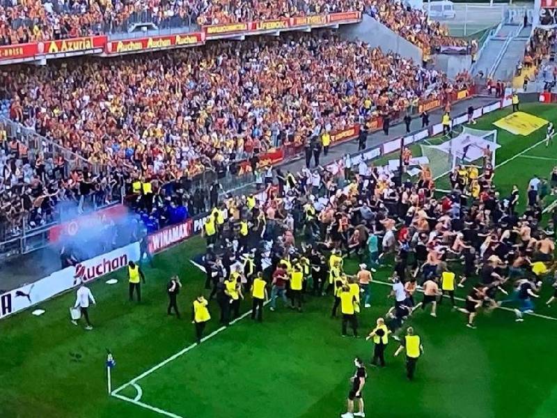 VIDEO: ¡Otra vez en la Liga de Francia! Aficionados invaden campo en partido Lens-Lille