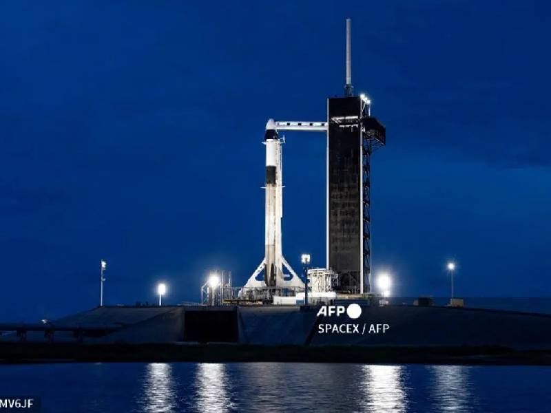 Serenos, los primeros turistas de SpaceX esperan su viaje al espacio en una ¡furgoneta!