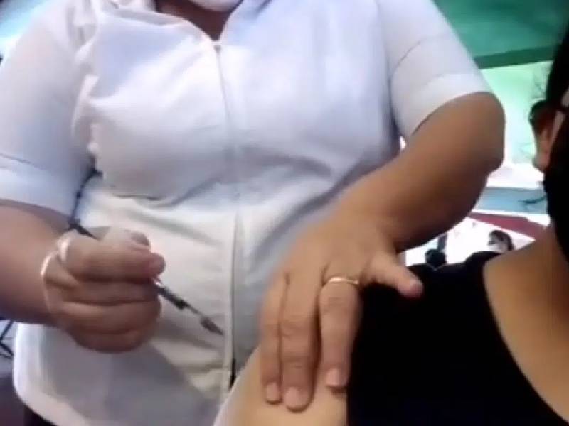 Video. Suspenden y denuncian a enfermera que simuló vacuna anticovid