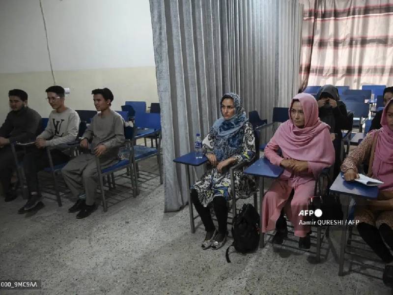 Los talibanes confirman que permitirán que las mujeres estudien, pero separadas de hombres