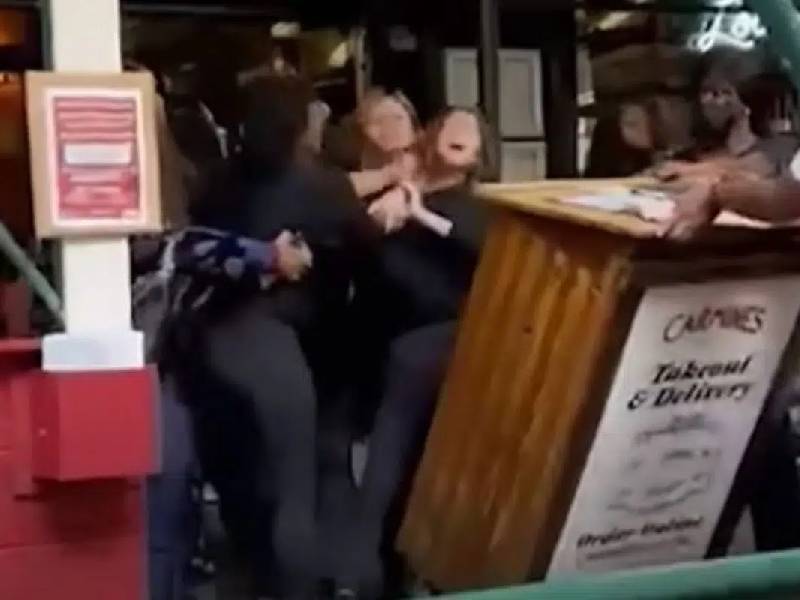 Video: Golpean a empleada de restaurante por pedir prueba de Covid-19