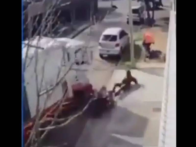 Video: camionero frustra asalto; impacta vehículo contra ladrón