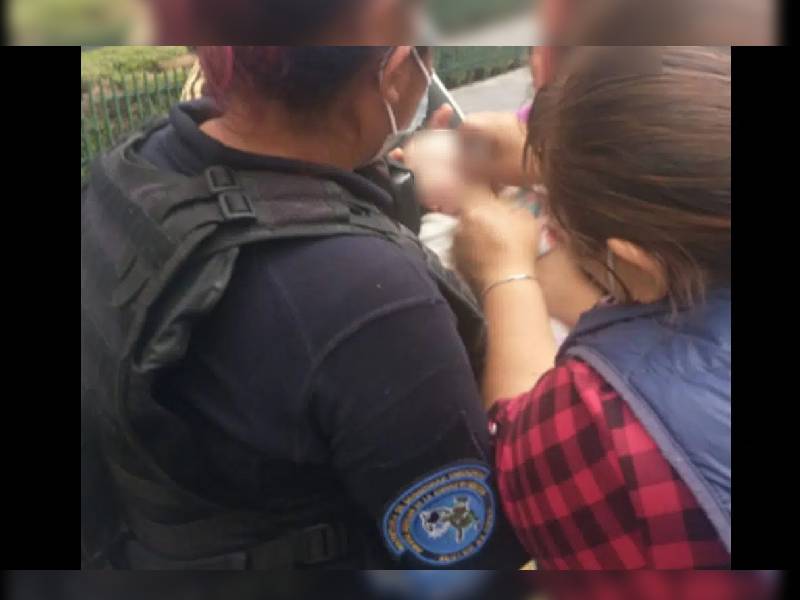 Mujer policía salva a bebé de 6 meses que no podía respirar