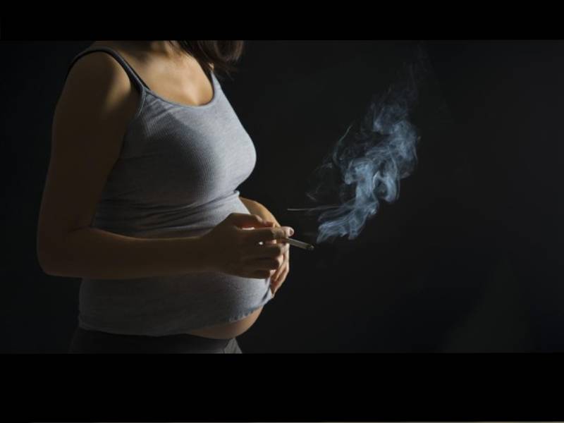 Estos son los peligros de fumar tabaco durante el embarazo