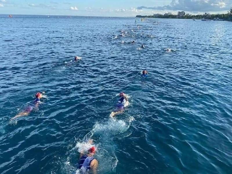 Mujer participa en un triatl├│n en Cozumel y fallece dentro del mar