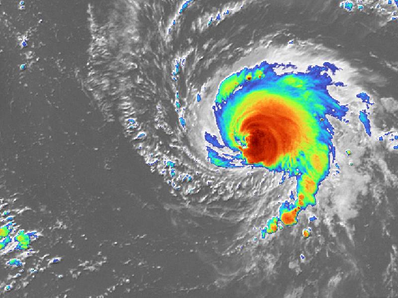El huracán Sam se fortalece tras salir hacia el Atlántico