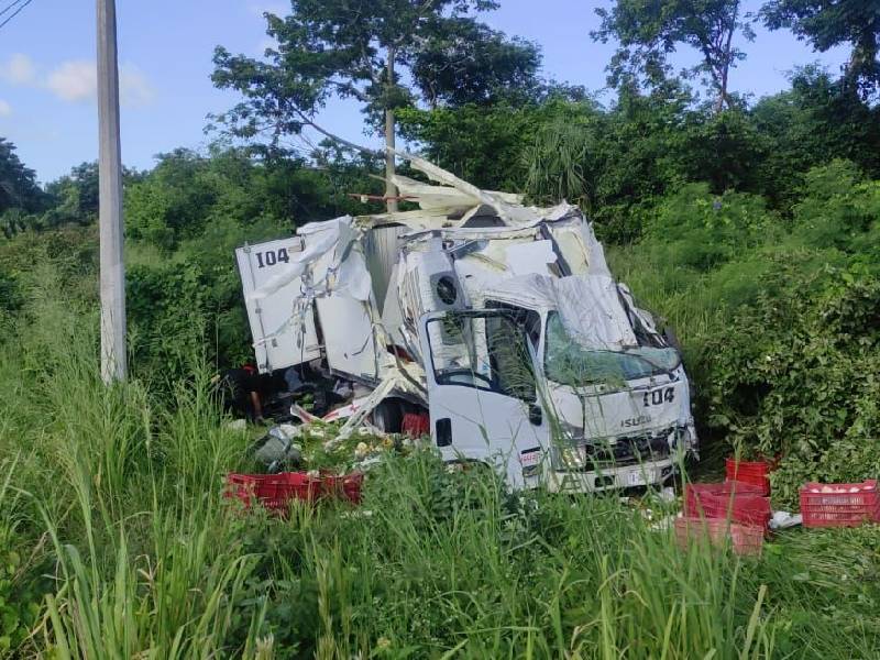 Aparatosa volcadura en Playa del Carmen deja al conductor con fractura