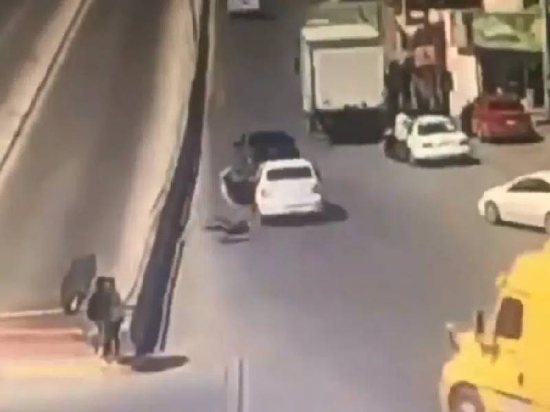 Video. Mujer salta de auto en movimiento y frustra su secuestro