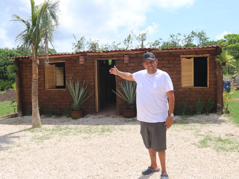 Firme, construcción de casas de sargazo en Quintana Roo
