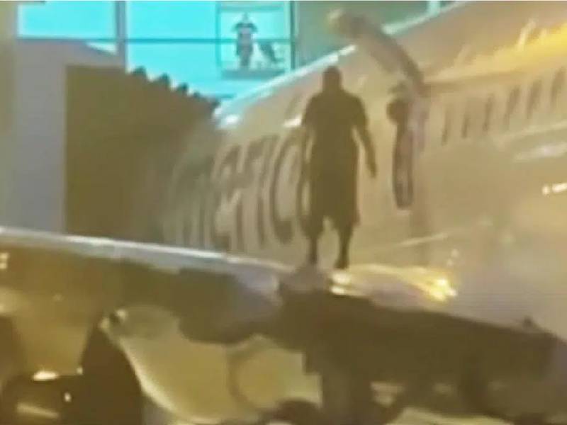 Video. Pasajero abre puerta de emergencia y salta al ala de un avión
