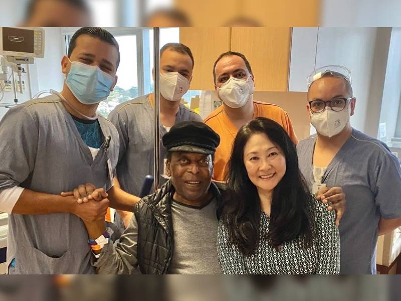 Pelé recibe alta médica, sigue con quimioterapia