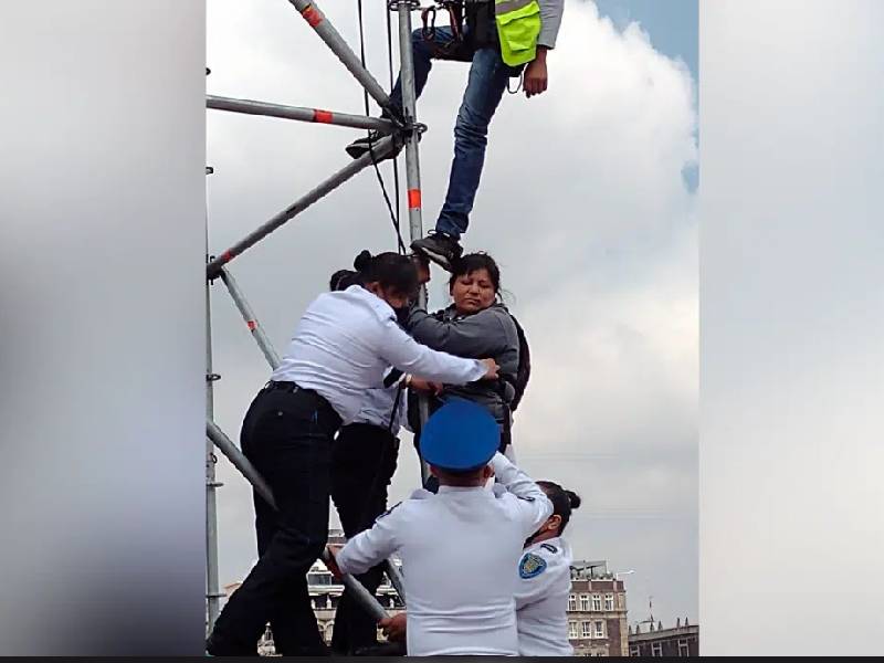 Mujer trepa torre en el Zócalo para pedir que AMLO la ayude a encontrar a su esposo