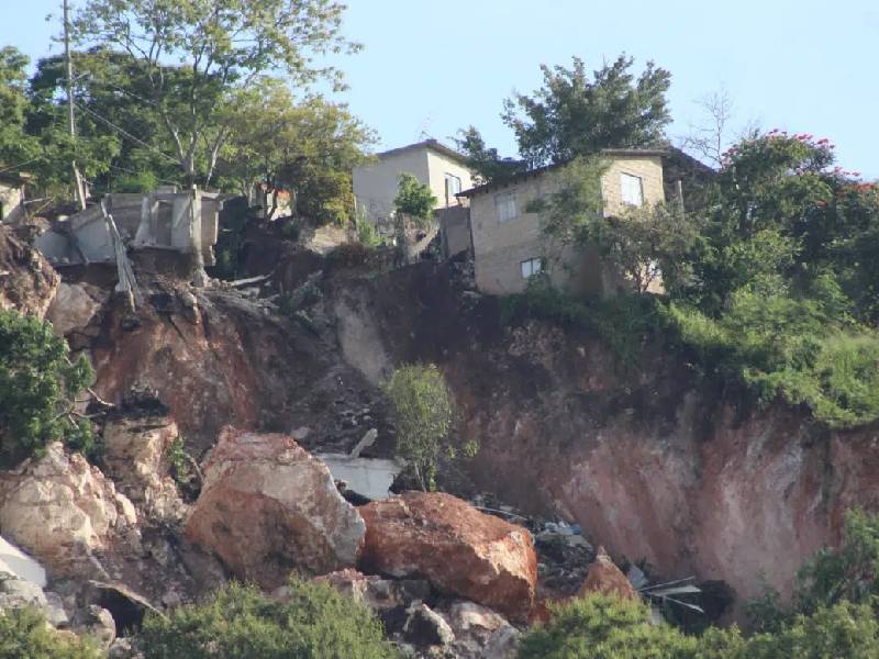 Trasladan a albergue 19 familias por deslave de cerro en Morelos