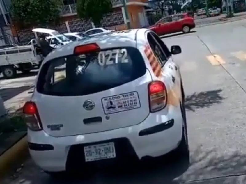 Video. Taxista gandalla; chofer bloquea paso de ambulancia