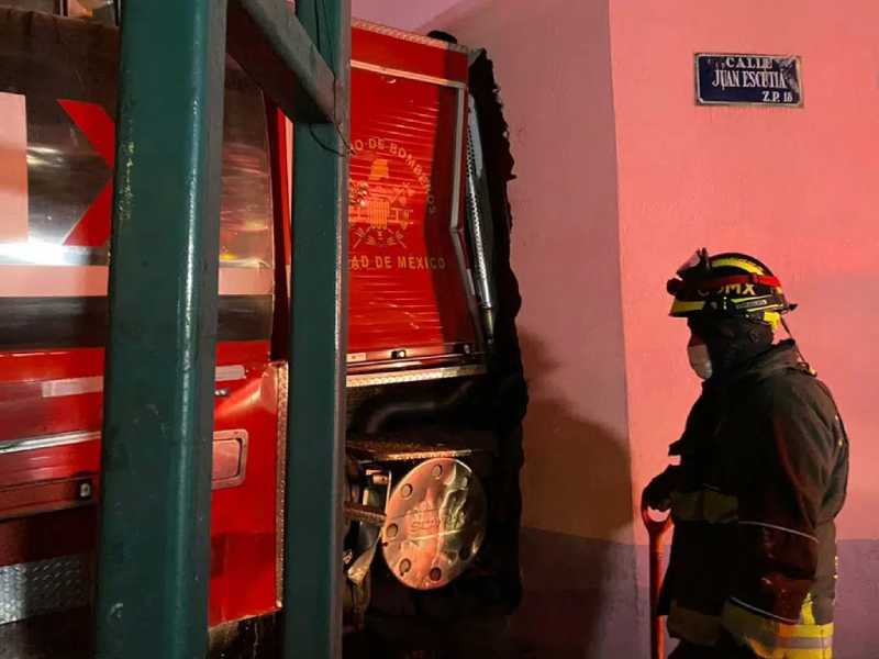 Camión de bomberos se estrella contra vivienda; deja seis heridos