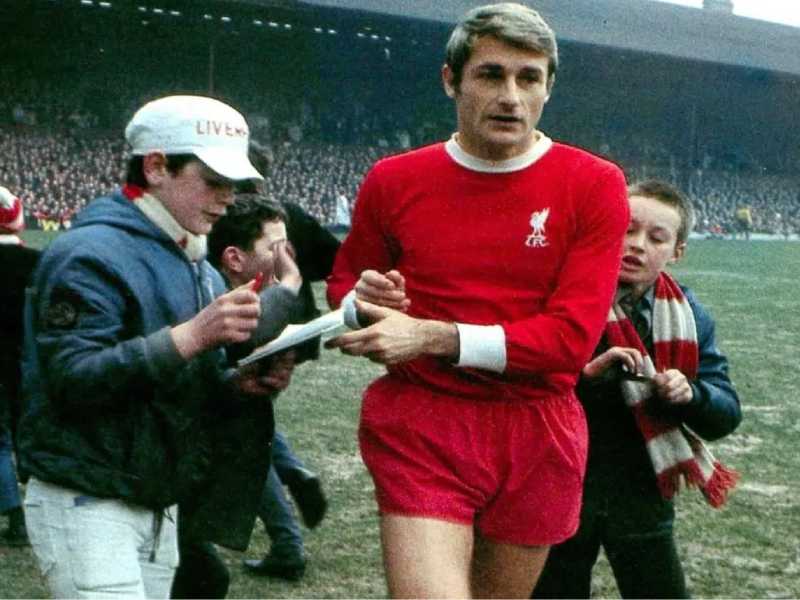 Luto en Inglaterra por muerte de Roger Hunt, máximo goleador del Liverpool