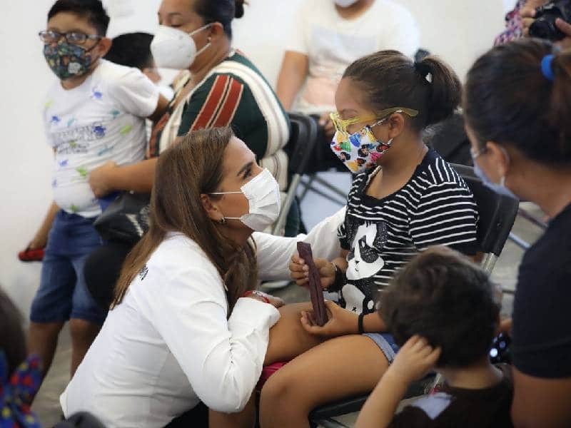 Entrega gobierno de BJ lentes para alumnos de educación básica