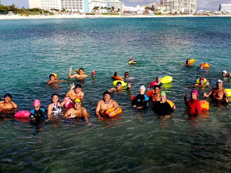 Con nado, deportistas cancunenses celebran la Independencia