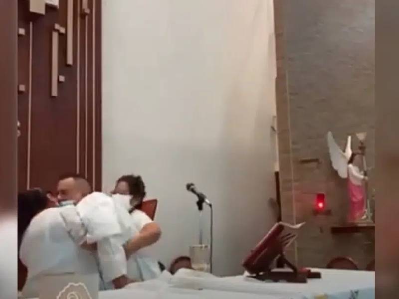 Video. Sacerdote se desmaya al oficiar una misa en iglesia de Acapulco
