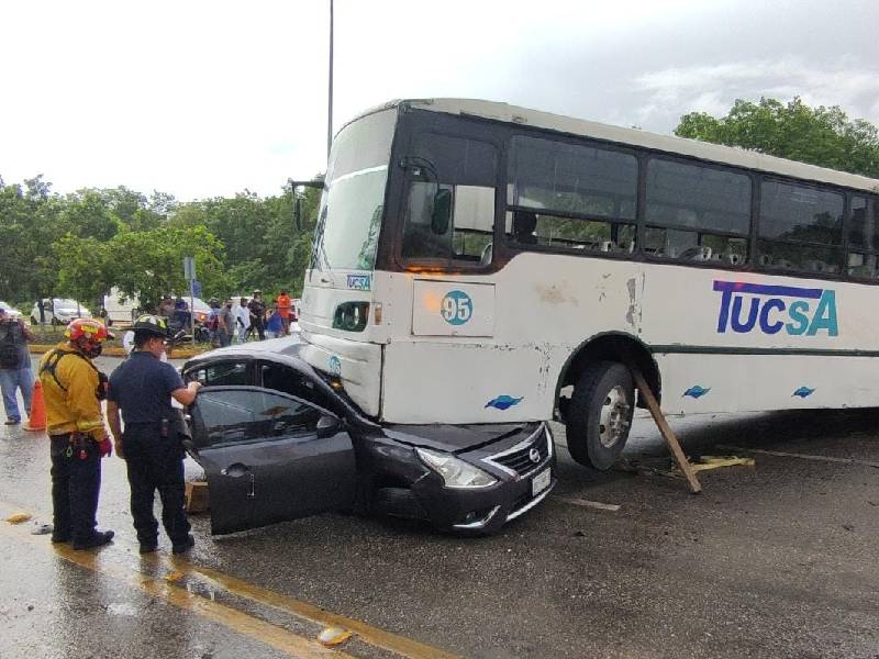 Una embarazada, rescatada dentro de su auto que fue embestido por un autobús