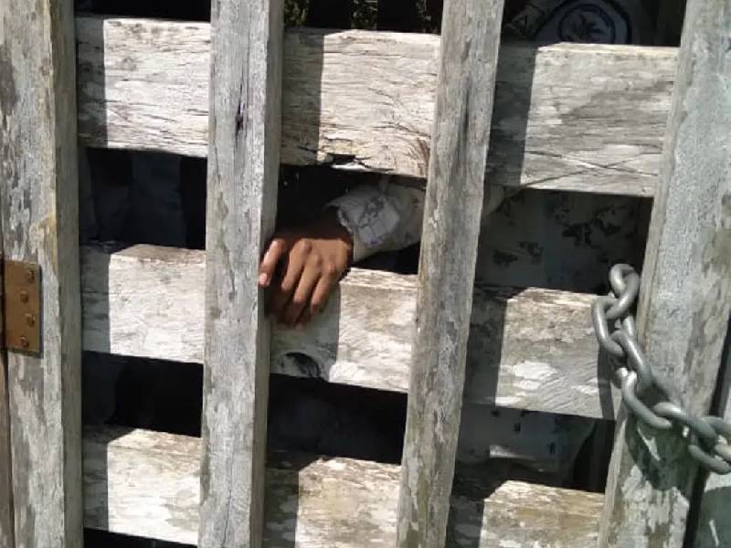 Liberan a agentes de migración y GN; estaba retenidos en jaula de madera y un pozo