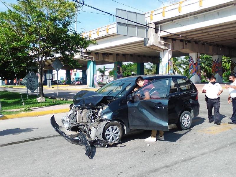 Sin herido en aparatoso accidente de tránsito sobre el bulevar de Playa del Carmen