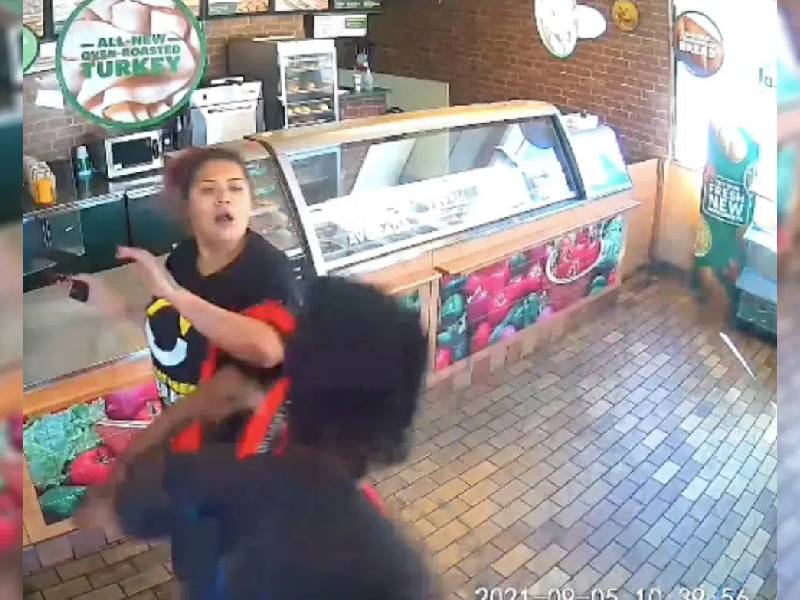 Video. Empleada de Subway frustra un asalto y la suspenden