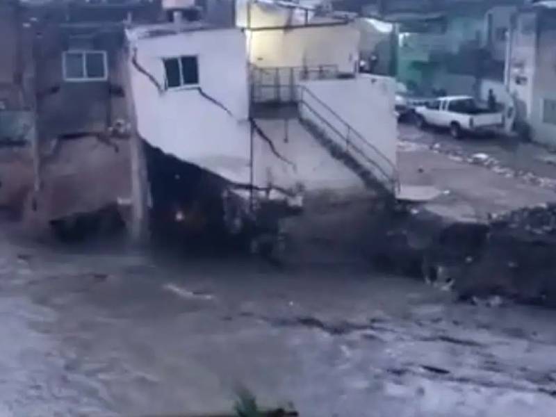 Video. Lluvias en Jalisco provoca inundaciones y derrumbes