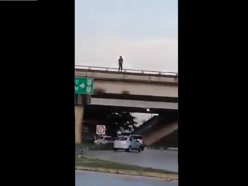 Video. Joven se lanza de un puente del periférico de Mérida