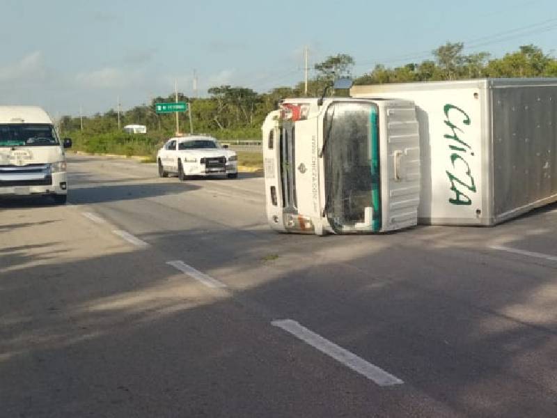 Camión se accidenta en tramo carretero Playa del Carmen-Puerto Morelos