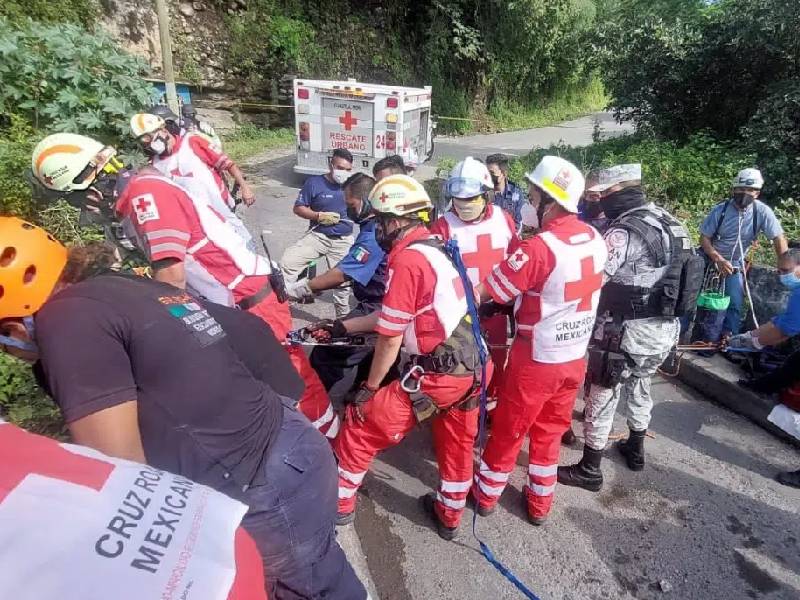 Un muerto y un herido tras caer a barranca en carretera de Morelos