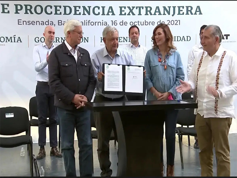 AMLO firma en Ensenada acuerdo para regularizar los ¡autos chocolate!