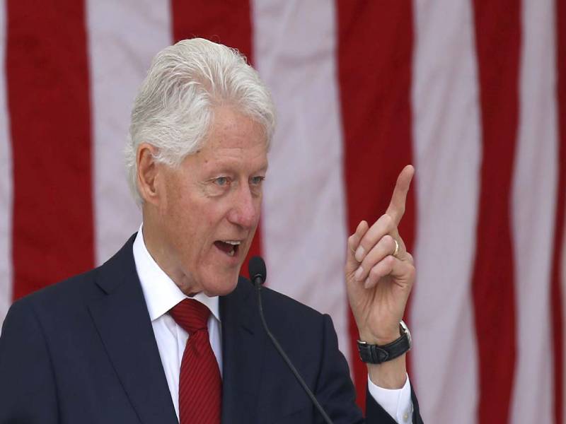 Bill Clinton, el expresidente de E.U, sale del hospital