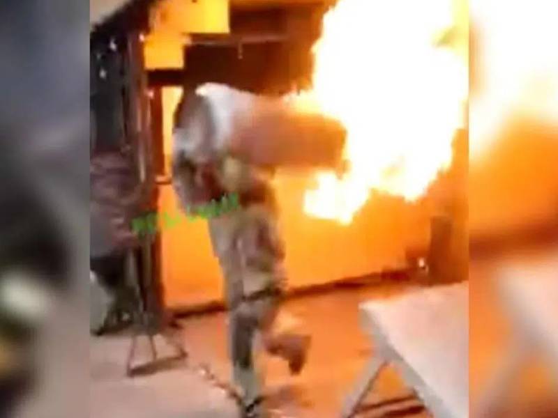 Video: Bombero carga tanque de gas en llamas para evitar explosión