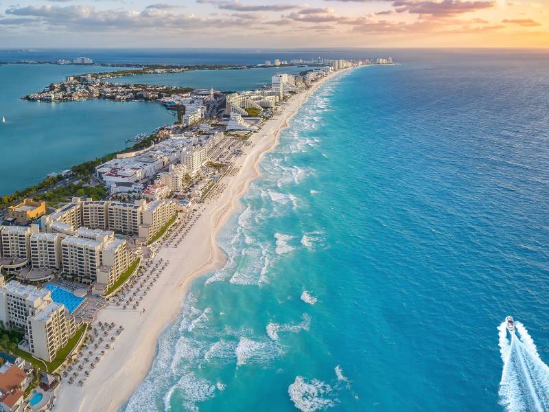 Cancún lidera en captación de turismo internacional