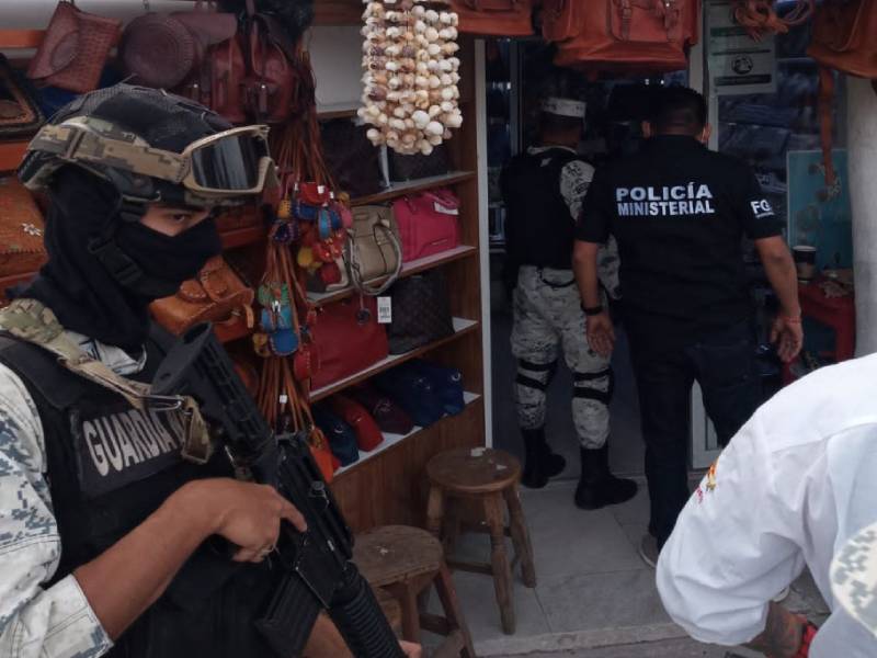 Detienen a dos personas en Cozumel por insultos a la autoridad y residuos de droga