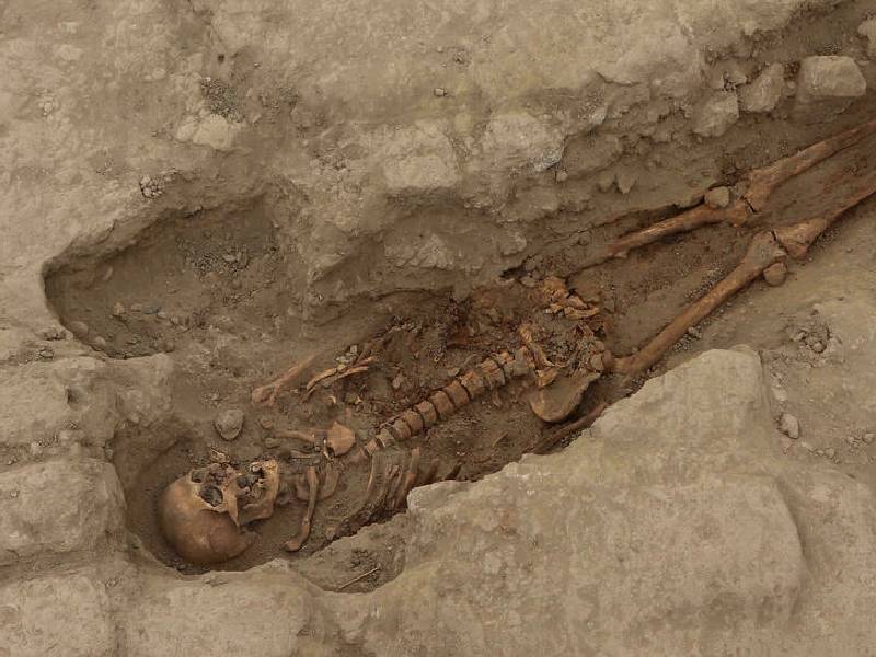 Descubren restos de 29 personas con más de mil años de antig├╝edad en Perú