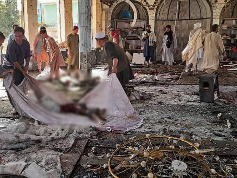 IMáGENES FUERTES: Al menos 50 muertos y 140 heridos en explosión en mezquita de Afganistán
