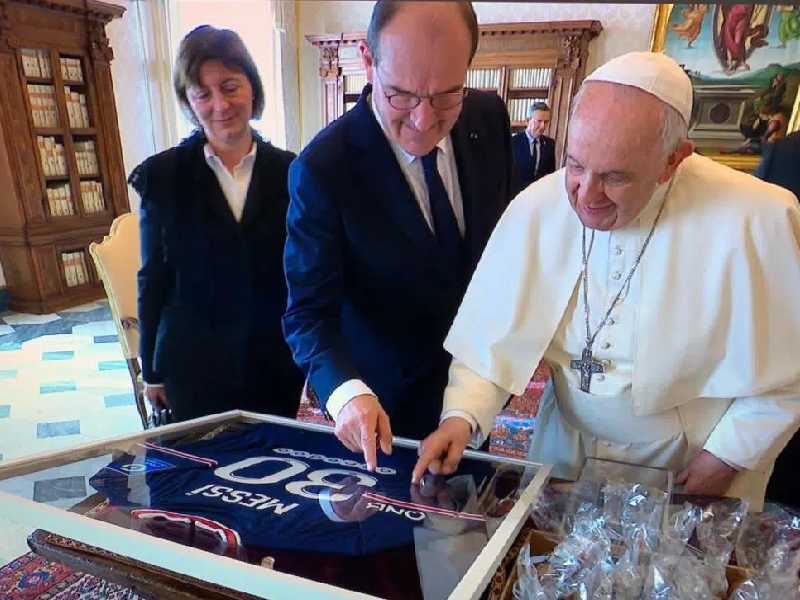 Papa Francisco recibe camiseta autografiada de Lionel Messi