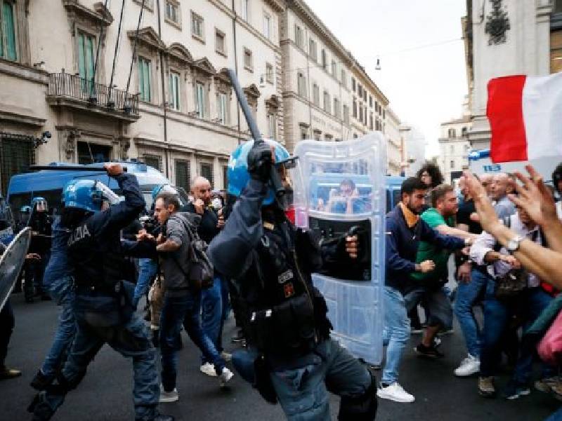 Nuevas manifestaciones en Roma contra el pasaporte sanitario