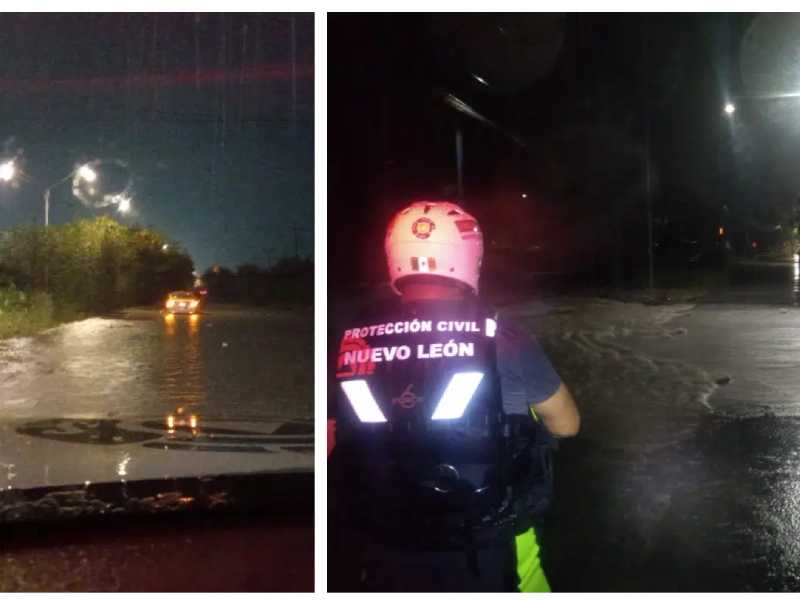 Fuerte lluvia deja varios vehículos varados en Nuevo León