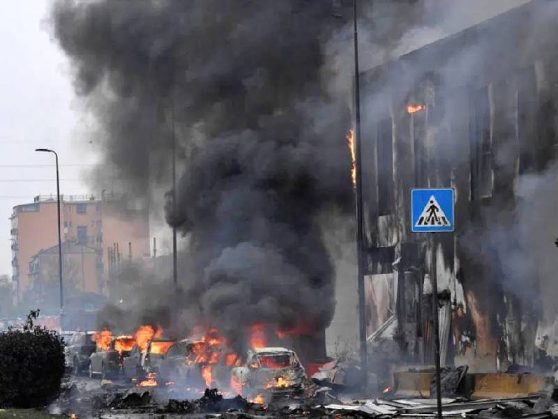 Avión se estrella contra edificio en Milán; reportan 8 personas muertas