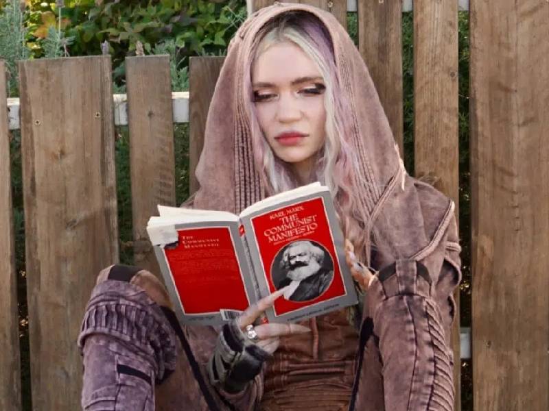 Grimes explica la historia detrás de sus fotos virales leyendo a Marx