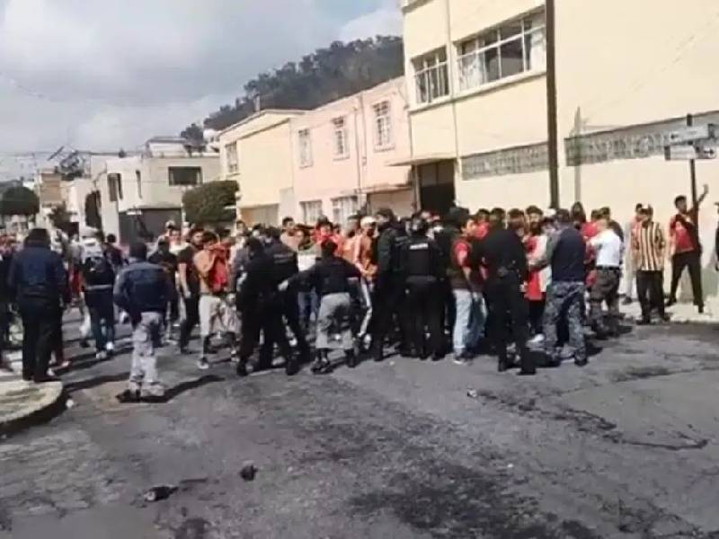 Video: Aficionados de Toluca y Querétaro protagonizan batalla campal