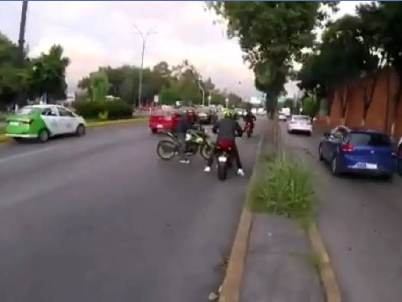 Video: ¡La roja, la roja!; motociclista graba el robo de su vehículo