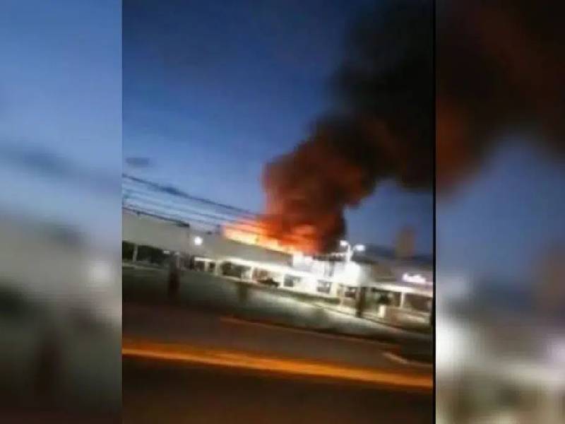 Video. Bomberos sofocan incendio en fábrica de muebles en Edomex